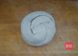 Illustration of how to make black sesame sauce layer cake 6