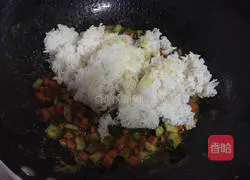 Illustration of how to make curry egg fried rice 7