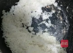 Illustration of how to make egg, sausage and egg fried rice 4