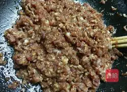 Illustration of how to make pickled cabbage and pork dumplings 3