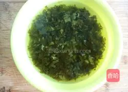 Illustration of how to make pork and sauerkraut dumplings 6