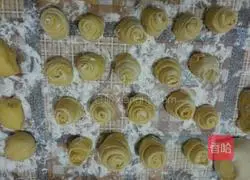 Illustration of how to make pumpkin rose steamed buns 1