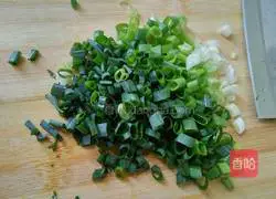 Illustration of how to make salt and pepper scallion pancake 3