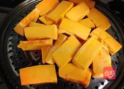 Illustration of how to cut steamed buns with pumpkin knife 1