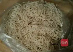 Illustration of how to make braised noodles 1