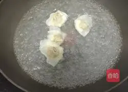 Illustration of how to make shrimp and pork wontons 9