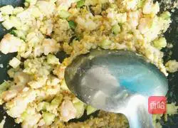 Illustration of how to make shrimp, egg and cucumber diced fried rice 3