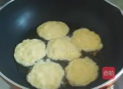 Illustration of how to make pan-fried potato pancakes 11