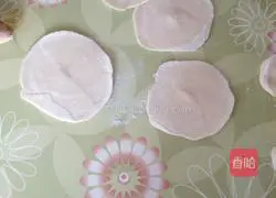 Illustration of how to make zucchini, egg and shrimp dumplings 6