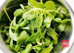 Illustration of how to make wonton stuffing with mushrooms, green vegetables and minced meat 2