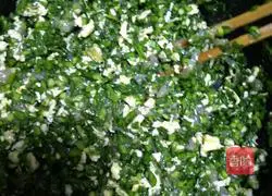 Illustration of how to make leek, shrimp and egg dumplings 2