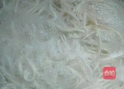Illustration of how to make fried noodles with eggs and vegetables 1