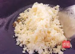 Illustration of how to make beef and egg fried rice 8