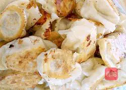 Illustration of how to make eggplant and pork dumplings 7