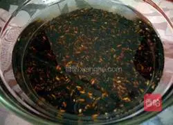 Illustration of how to make black rice raisin cake segments 1