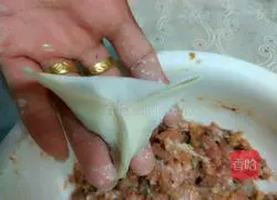 Illustration of how to make mushroom and pork dumplings 8