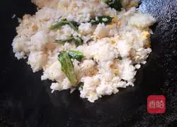 Illustration of how to make fried rice with chives and eggs 7