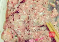 Illustration of how to make fresh meat and shrimp wontons 8