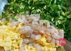 Illustration of how to make leek, egg and shrimp dumpling stuffing 7