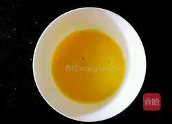 Illustration of how to make fried egg pancakes with garlic moss 3