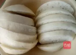 Illustration of how to make golden egg steamed bun slices 2