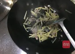 Illustration of how to make fried rice with shredded potatoes and pork 4