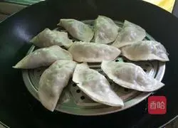 Illustration of how to make mushroom, shrimp, rice, leek and meat dumplings 11