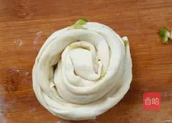 Illustration of how to make five-spice green onion cake 8