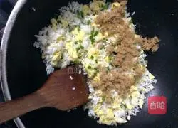 Illustration of how to make fried rice with floss and eggs 6