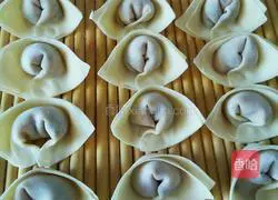 Illustration of how to make shrimp and three delicacies wontons 5