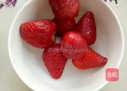 Illustration of how to make handmade strawberry glutinous rice balls 1