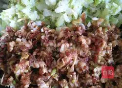 Illustration of how to make pork and radish stuffed buns 2