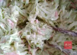 Zucchini and ham pancakes are crispy on the outside and tender on the inside.Illustration of how to make ham pancakes that babies love to eat 6