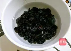 Illustration of how to make black rice raisin cake segments 6
