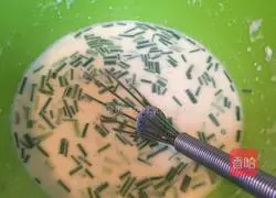 Illustration of how to make cilantro and scallion egg pancakes 2