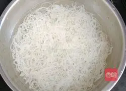 Illustration of how to make shredded pork, beans and fried rice noodles 1