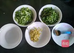 Illustration of how to make coriander and pork wontons 2