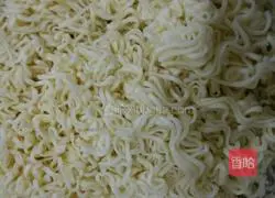 Illustration of how to make stir-fried noodles with minced chives and minced meat 2