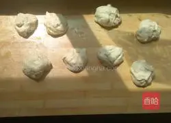 Illustration of how to make hand-torn biscuits 11