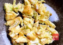 Illustration of how to make fried rice with ham sausage 4