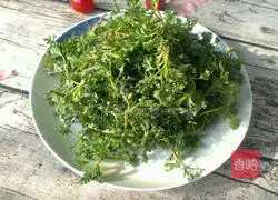 Illustration of making chrysanthemum bud egg cake 2