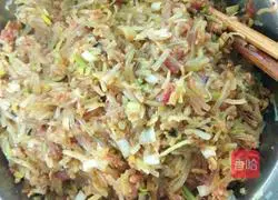 Illustration of how to make steamed buns stuffed with meat vermicelli and radish filling 2