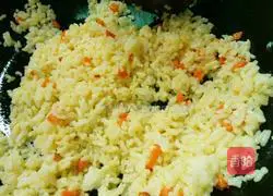 Illustration of how to make fried rice with green onions and eggs 12