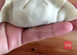 Chives, yellow mushrooms and pork dumplings (with detailed steps for making dumplings) Illustration of practice 13