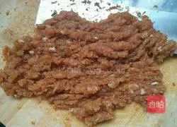 Illustration of how to make cabbage and spicy meat dumplings 3