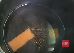 Illustration of how to make egg noodles 1