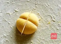 Illustration of how to make small pumpkin steamed buns 4
