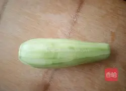 Illustration of how to make zucchini, pork and green onion dumpling stuffing 1