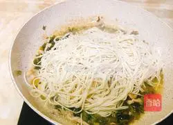 Illustration of how to make stir-fried noodles with shredded pork and pickled vegetables 8