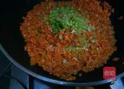 Illustration of how to make carrot and egg fried rice 5